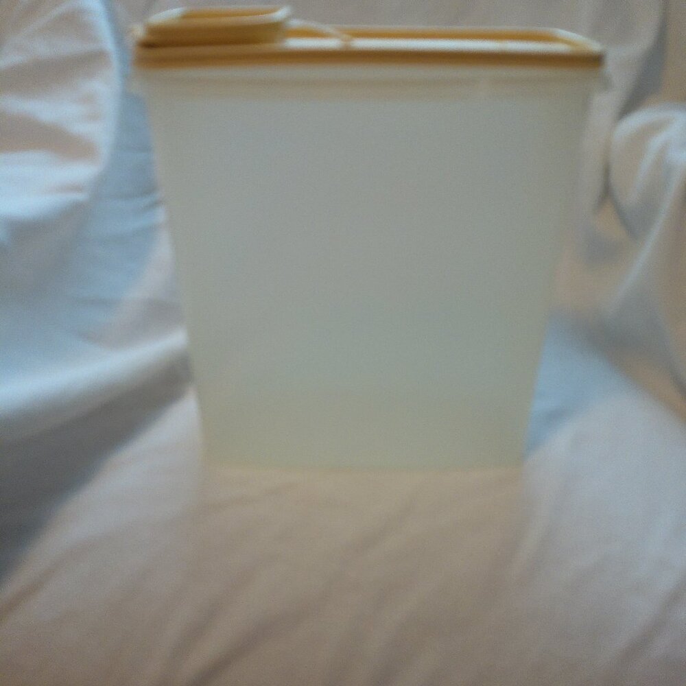 Tupperware Large Cereal Keeper Vintage Gold Seal VGUC